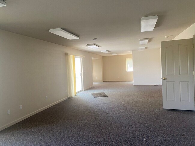 Building Photo - Beautiful Lakefront Home in the Vineyard! 55+ community