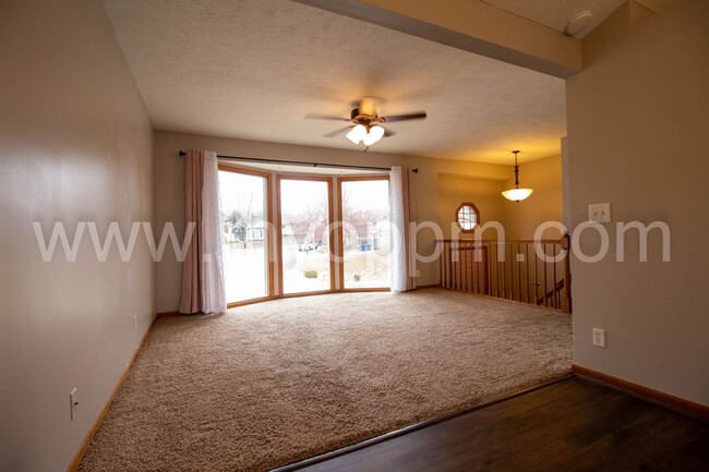 Building Photo - Must See! Well maintained 3 Bedrooms 2.5 B...