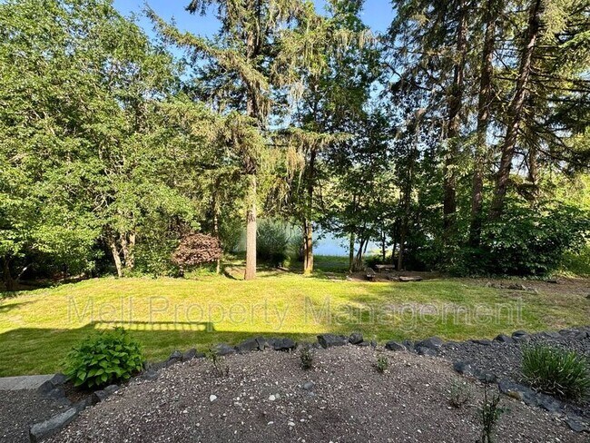 Building Photo - 71 E Rainbow Dr