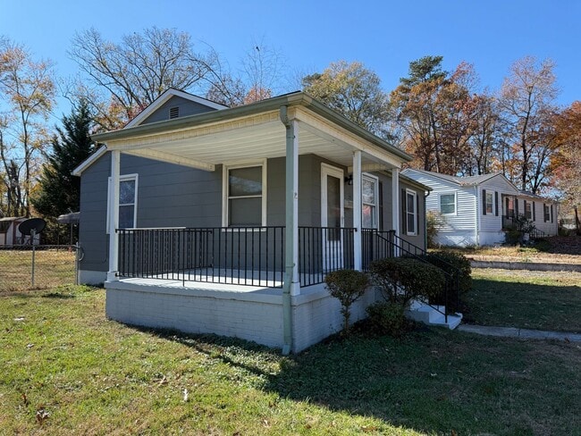 Building Photo - Charming 2 Bedroom Home With Spacious Yard!