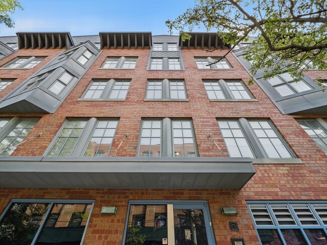 Building Photo - 727 Monroe St