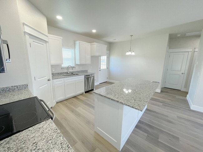 Building Photo - Beautiful 2/1 home in convenient location