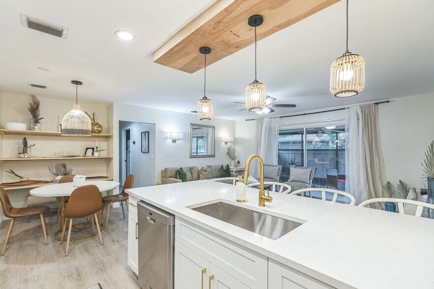 Building Photo - 4093 NW Cinnamon Tree Cir