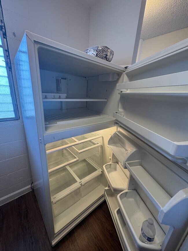 Building Photo - 1 Bed / 1 Bath | Utilities include | Near ...