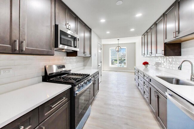 Building Photo - 2219 Rossiter Pkwy