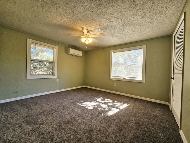 Building Photo - Welcome to a beautifully remodeled 2-Bedroom, 1-Bath in Mascotte, Florida, where modern comfort m...