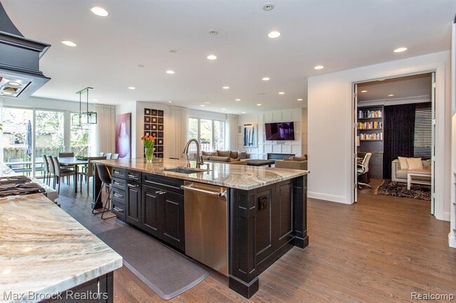 Building Photo - 25925 York Rd