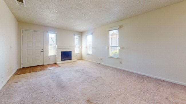 Building Photo - 1027 W Dakota Ave