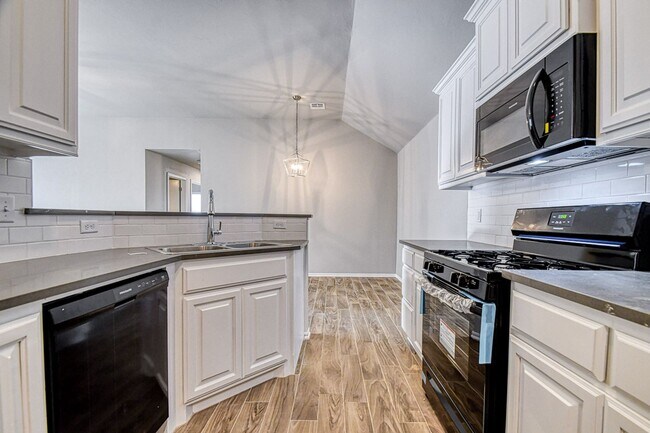Building Photo - Beautiful Newer Construction Home!