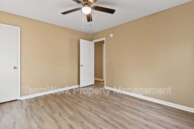 Building Photo - 260 Dorchester Manor Blvd