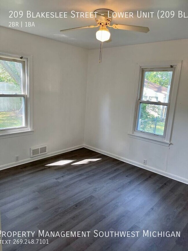 Building Photo - 209 Blakeslee St