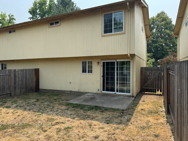 Building Photo - Freshly recently updated 3-bedroom 2-bathroom duplex with garage!