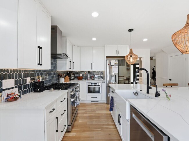Building Photo - Freshly Refined Home with Generous Space and Timeless Appeal