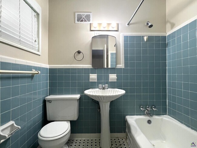 Building Photo - 4693 Twin Oak Dr