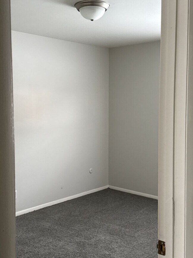 Building Photo - Eastside Apartment Evansville