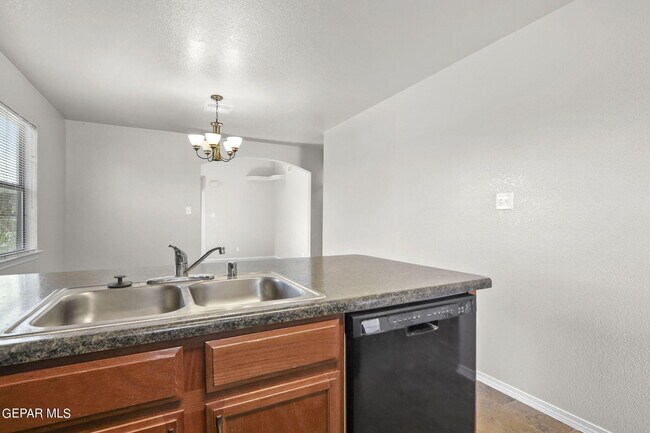 Building Photo - 2300 Glitter St