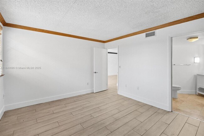 Building Photo - 9741 Fontainebleau Blvd