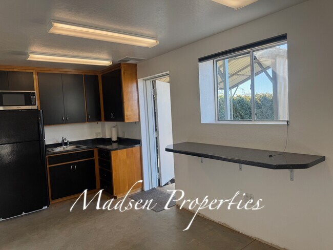 Building Photo - 1115 E Ewald Ct