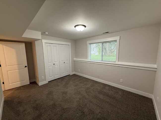 Building Photo - 3 bed, 2 full bath Townhouse