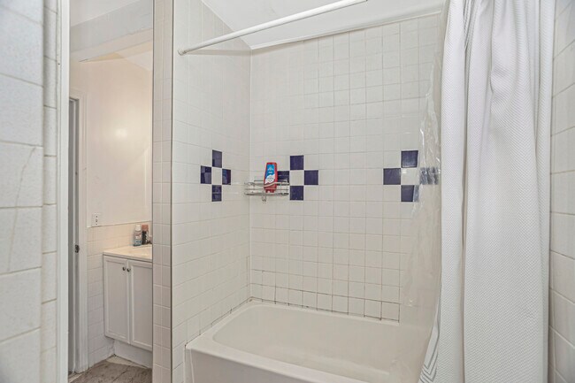 Building Photo - 958 W Webster Ave