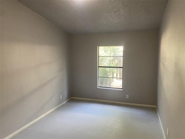 Building Photo - 2/1 duplex with covered parking