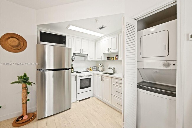 Building Photo - 3051 SW 27th Ave