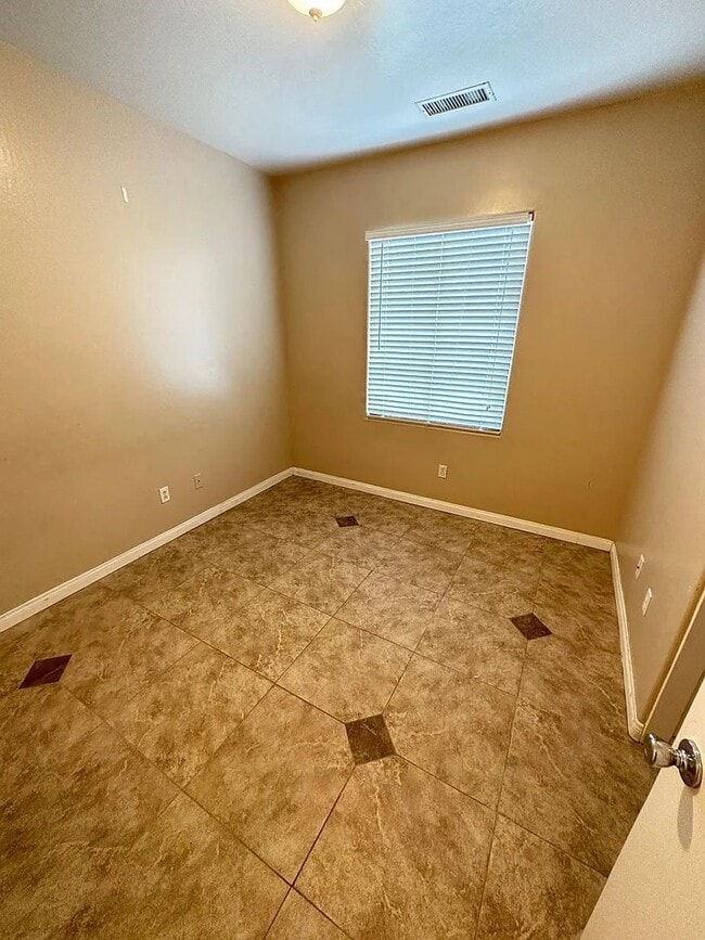 Building Photo - Well Maintained Single Family Home in Bakersfield, CA