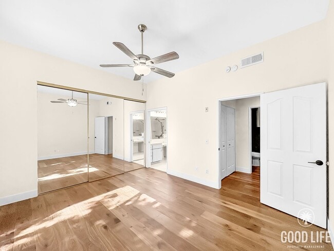 Building Photo - Beautiful Updated 2 Bed 2.5 Bath Condo in Hillcrest!