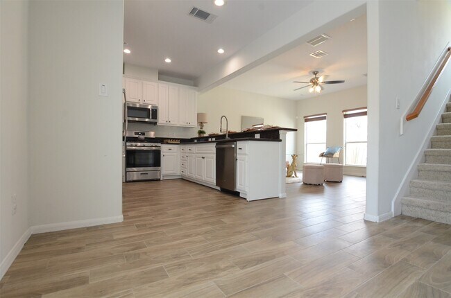 Building Photo - 2201 Naomi St