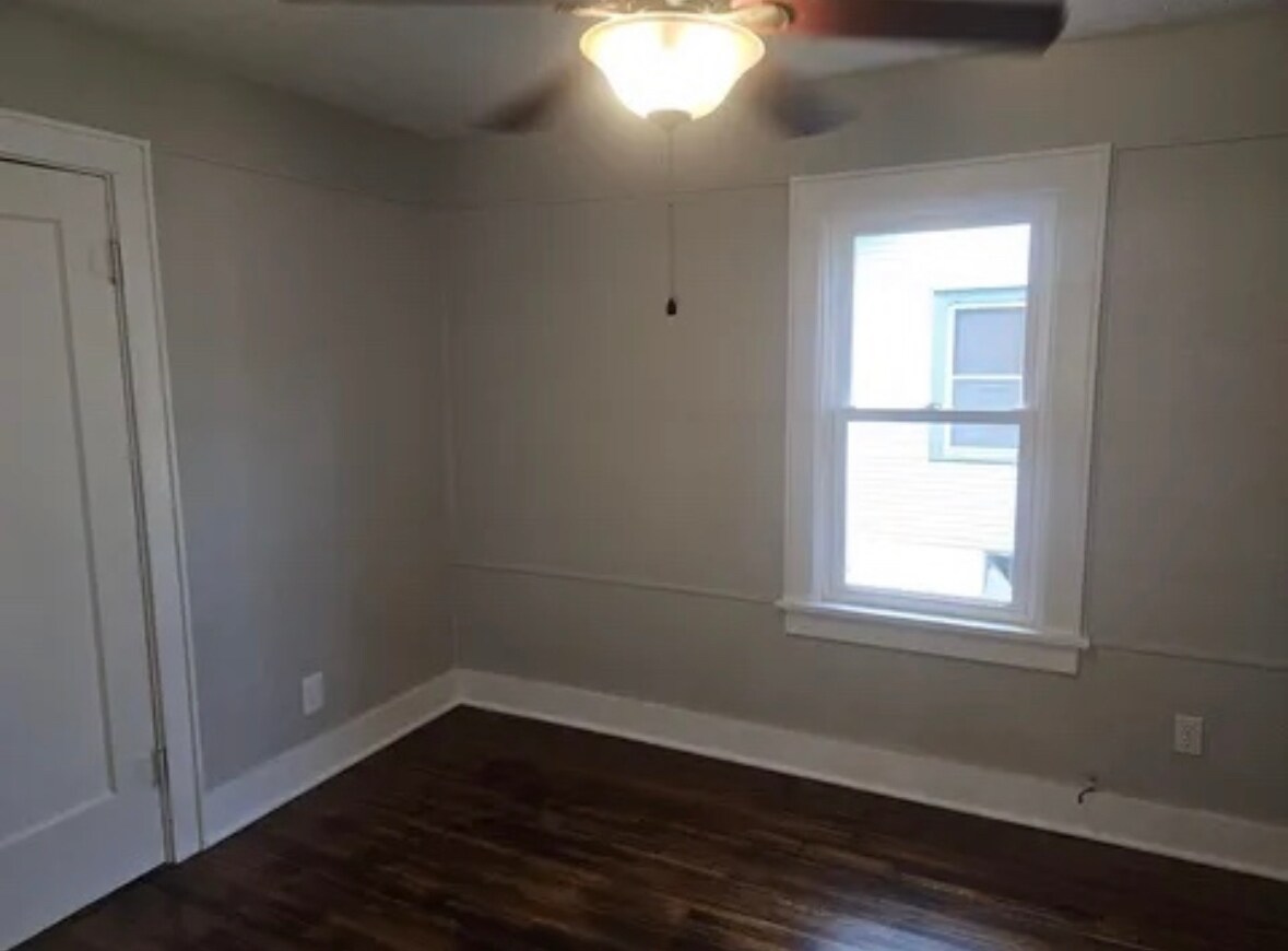 Building Photo - 719 S Market St