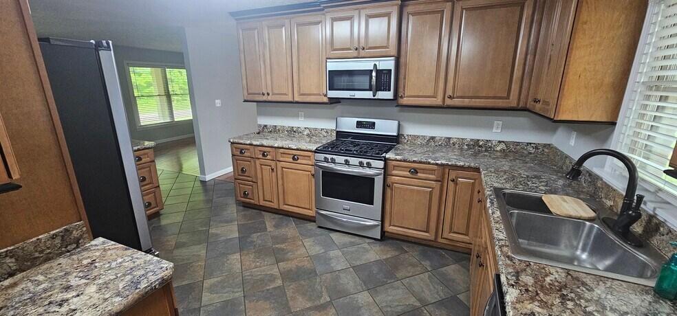Building Photo - 901 Hurst Dr