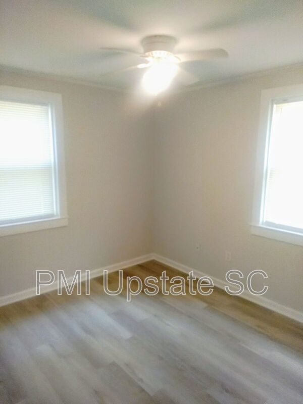 Building Photo - 201 Chandler Dr