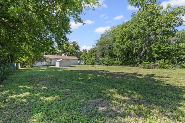 Building Photo - Charming in Cleburne!