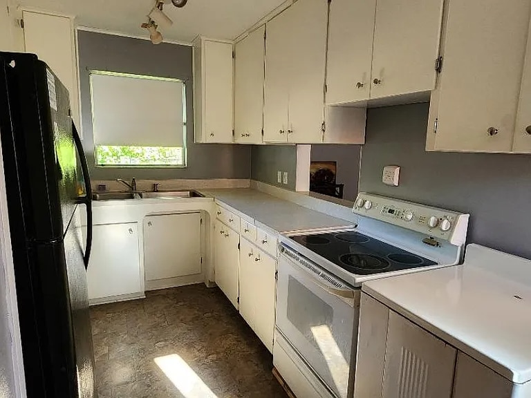 Building Photo - 126 NE 14th Ave