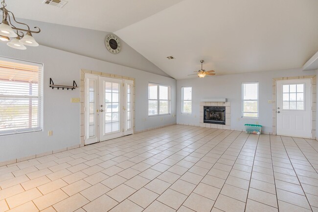 Building Photo - Home with Amazing Vews!
