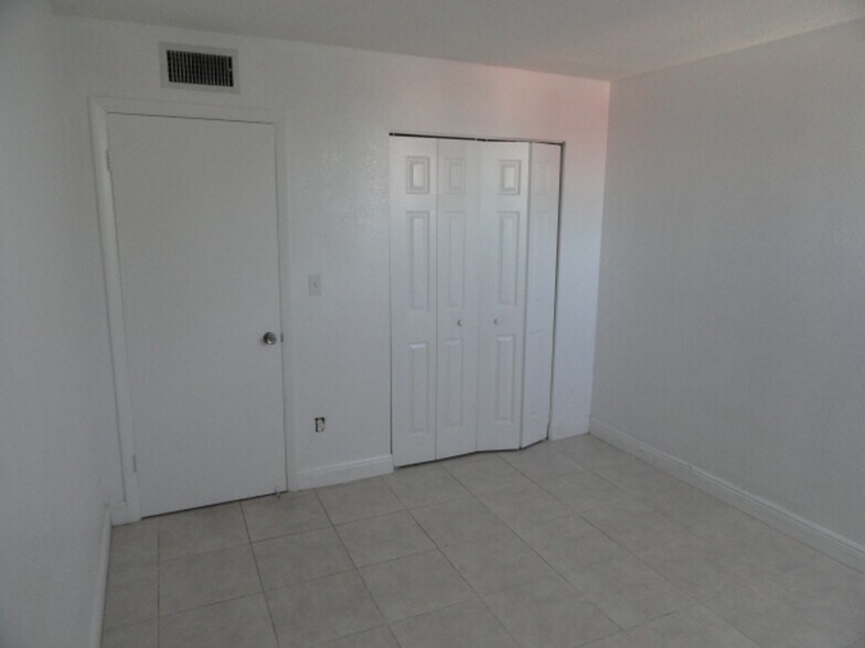 Building Photo - 1825 W 56th St
