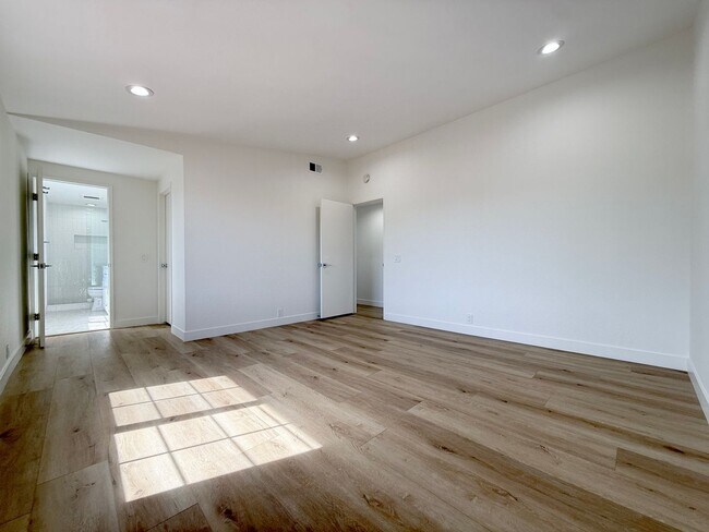 Building Photo - Stunning Remodeled Home in South Huntington Beach – Minutes to the Beach!