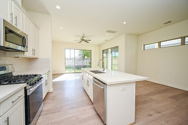 Building Photo - 1106 Fuschia Rd