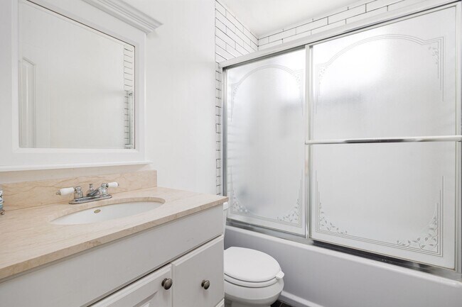 Building Photo - Spacious single family 3 bedroom home now ...