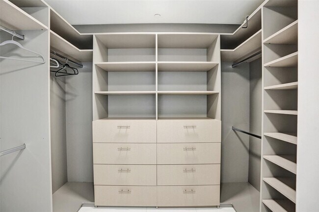 Building Photo - 100 E Las Olas Blvd