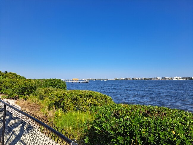 Building Photo - 1502 S Lakeside Dr