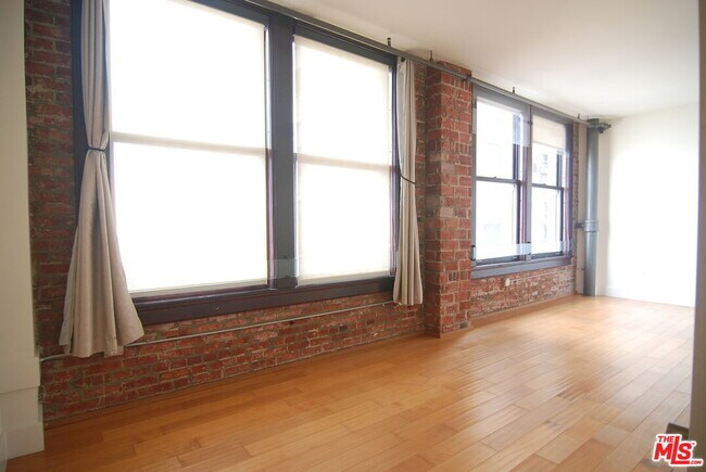 Building Photo - 460 S Spring St