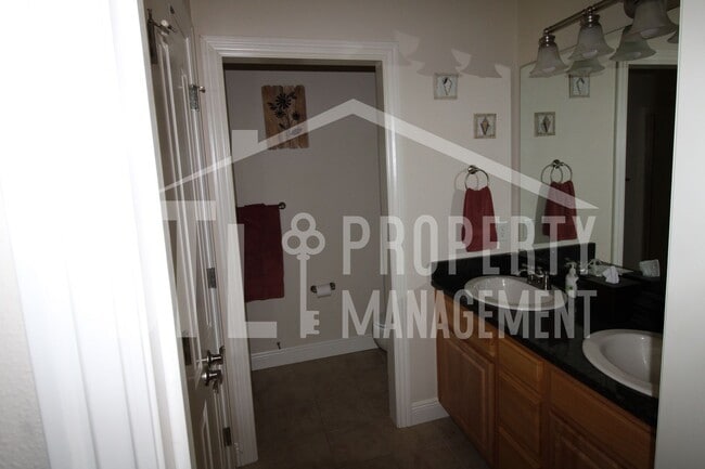 Building Photo - Beautiful 2 Bedroom Duplex with Loft!