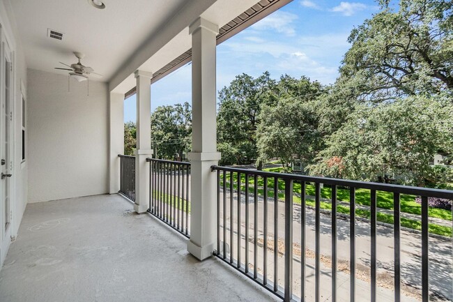 Building Photo - Large 3 Bed 3.5 Bath 2 Car Garage Townhous...