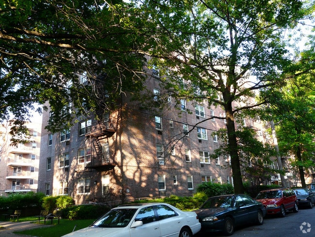 Primary Photo - 1560 Pelham Pky