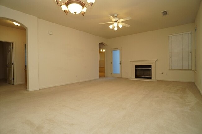 Building Photo - Charming 3 Bedroom Home for Rent in Crocker Ranch  Roseville!