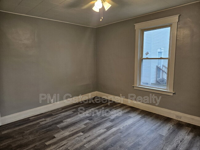 Building Photo - 5402 Rolston Ave