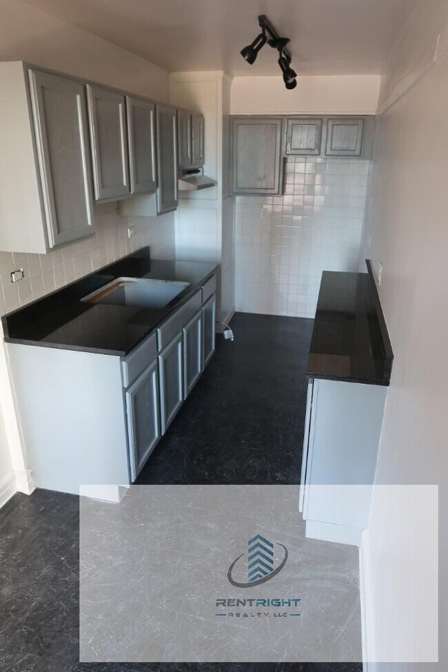 Building Photo - 426 W Briar Pl
