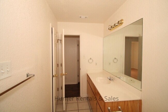 Building Photo - 4301 Thunder Creek Dr