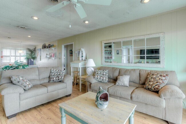 Building Photo - VINTAGE BEACHFRONT COTTAGE PERFECT FOR COZ...